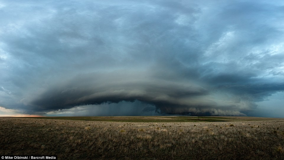 Bức ảnh toàn cảnh cho thấy một cơn bão supercell đáng sợ ở phía bắc thành phố Pampa, bang Texas. Supercell là một hiện tượng bão hiếm gặp, với những đám mây xoay liên tục theo chiều thẳng đứng kèm theo mưa đá, gió lớn và sét. Vẻ đẹp rợn người của  bầu trời bão, sét khủng khiếp khiến người xem rùng mình.